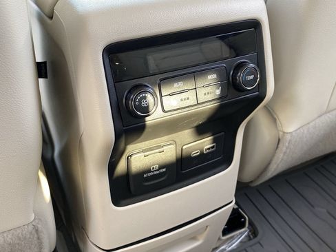 Used 2021 GMC Acadia Denali w/ Denali Technology Package FWD image 19