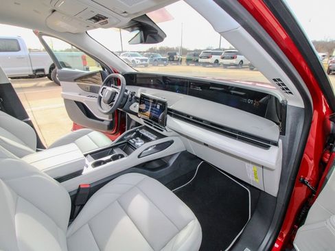 Used 2026 Lincoln Nautilus Premier w/ Jet Appearance Package image 16