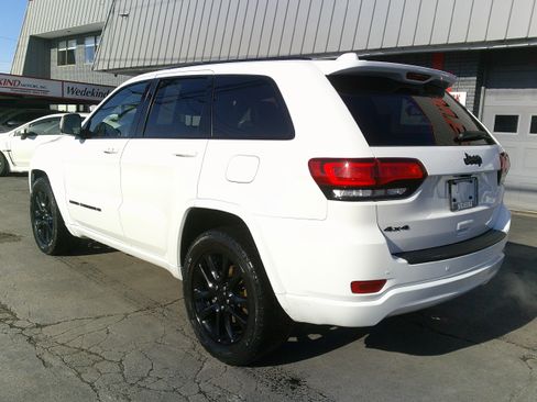 Used 2022 Jeep Grand Cherokee Laredo X image 3