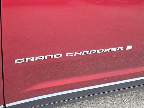 Used 2023 Jeep Grand Cherokee Limited image 32