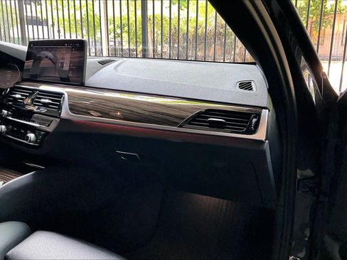 Used 2021 BMW 530i RWD image 18