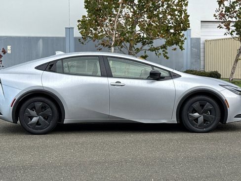 Used 2024 Toyota Prius LE image 3