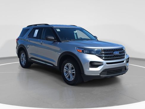 Used 2021 Ford Explorer XLT image 3