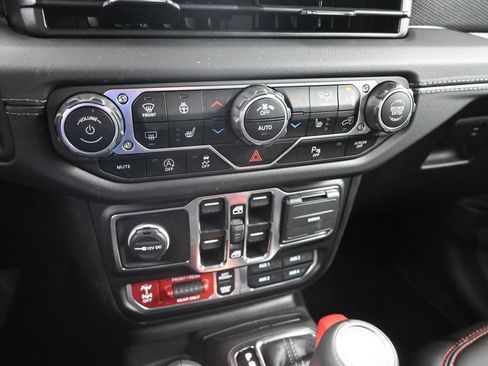 Used 2025 Jeep Wrangler Unlimited Rubicon AWD/4WD image 18
