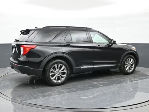 Used 2023 Ford Explorer XLT w/ Equipment Group 202A image 8