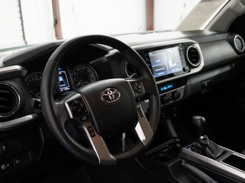 Used 2022 Toyota Tacoma SR5 w/ Technology Package image 4