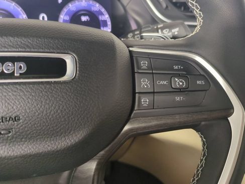 Used 2025 Jeep Grand Cherokee Limited AWD/4WD image 35