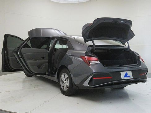 Used 2024 Hyundai Elantra SE image 12