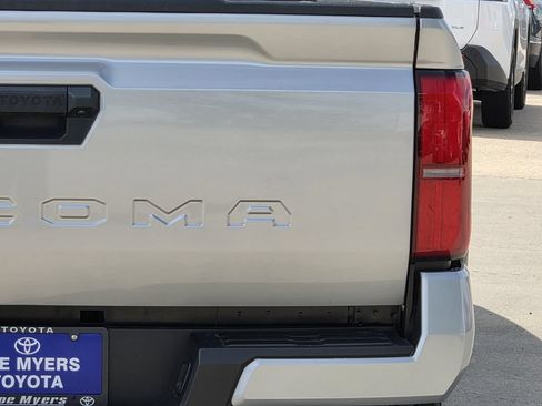 Used 2025 Toyota Tacoma SR5 AWD/4WD image 9