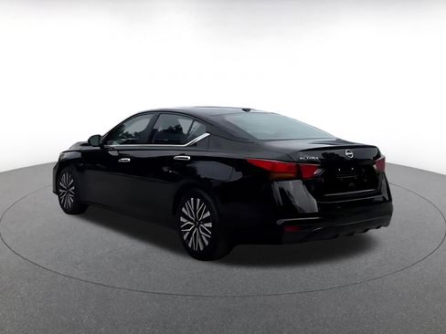 Used 2025 Nissan Altima 2.5 SV FWD image 10
