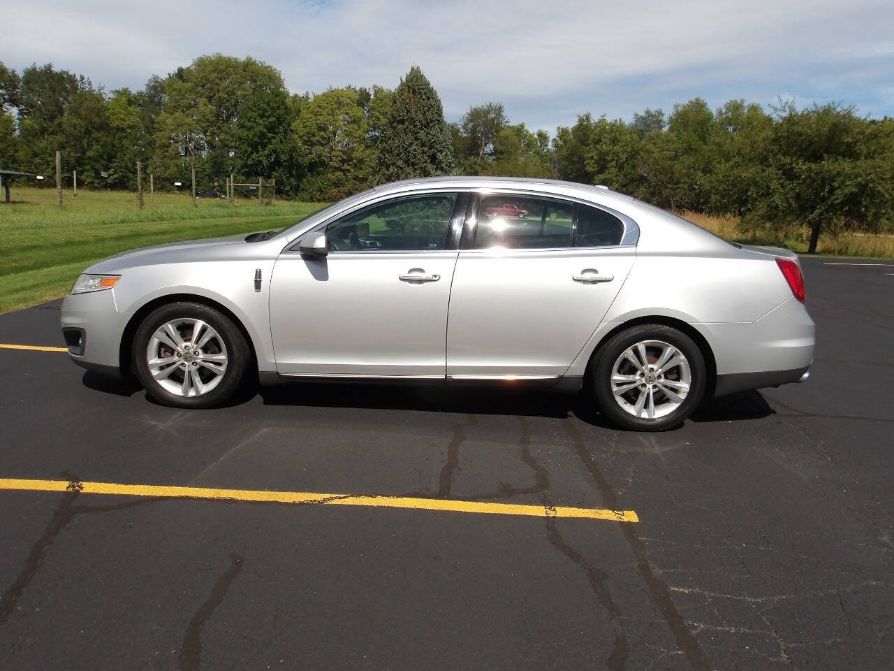 Used 2009 Lincoln MKS FWD image 2