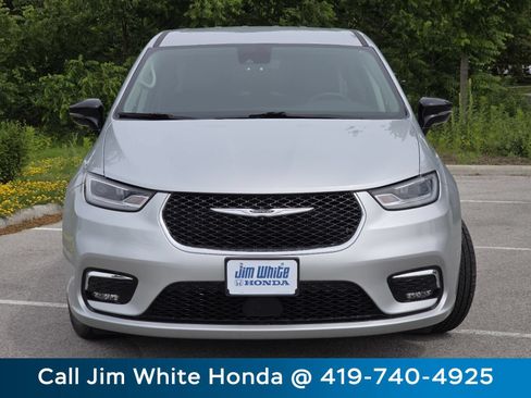 Used 2024 Chrysler Pacifica Touring-L FWD image 13