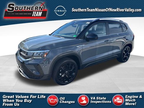 Used 2024 Volkswagen Taos SE w/ Panoramic Sunroof Package image 1