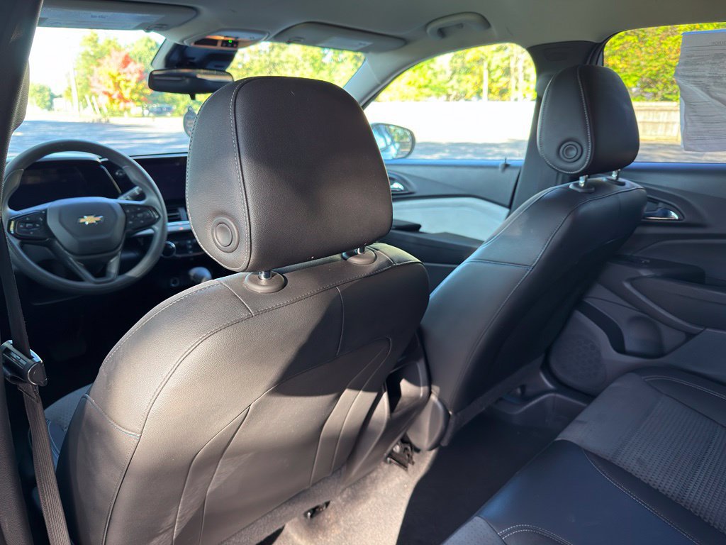 Used 2025 Chevrolet Trax LT FWD image 23