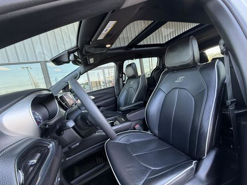 Used 2023 Chrysler Pacifica Limited w/ S Appearance Package image 13