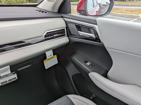 New 2025 Mitsubishi Outlander SE image 19