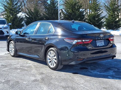 Used 2021 Toyota Camry LE image 6