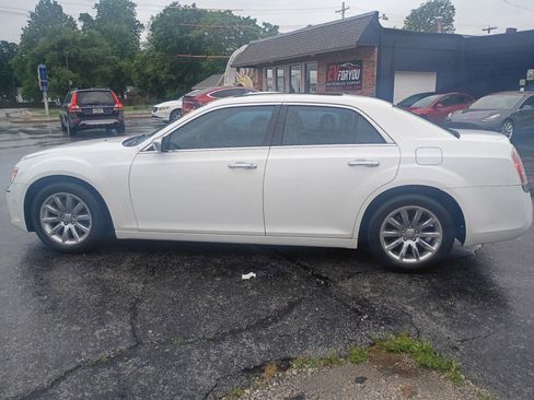 Used 2011 Chrysler 300 C RWD image 4