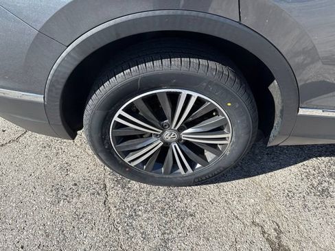 Used 2018 Volkswagen Tiguan SEL AWD/4WD image 24