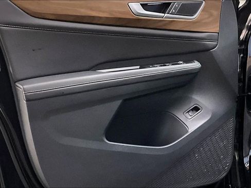 Used 2025 Volkswagen Atlas SE w/ Black Wheel Package image 24