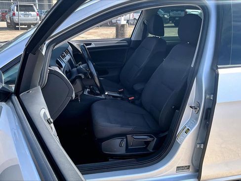 Used 2017 Volkswagen Golf S image 7