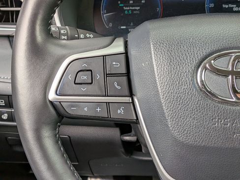 Certified 2024 Toyota Highlander Limited FWD image 15