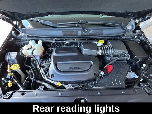 Used 2025 Chrysler Pacifica Limited image 25