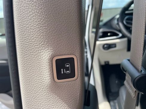 Used 2024 Chrysler Pacifica Select w/ Uconnect Theater Family Group image 12