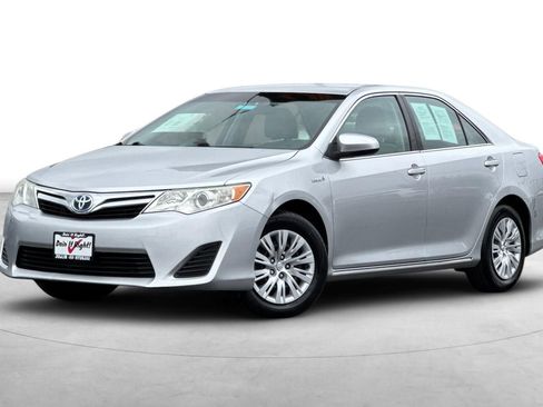 Used 2014 Toyota Camry LE FWD image 2