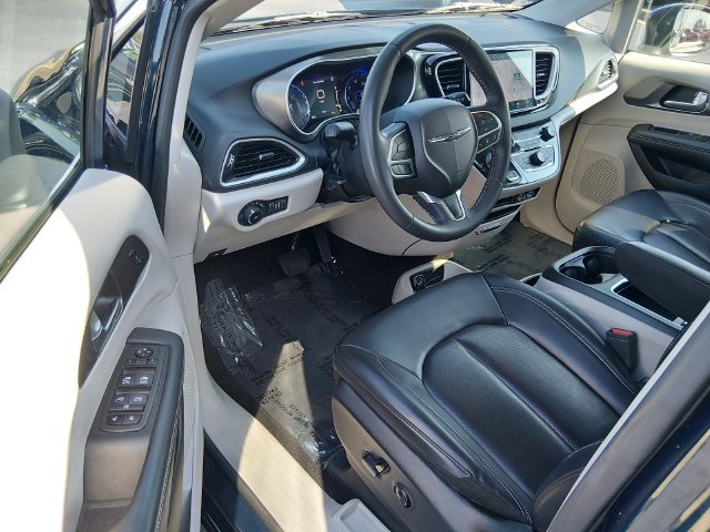 Used 2023 Chrysler Pacifica Touring-L FWD image 9