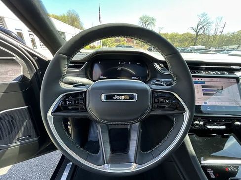 Used 2024 Jeep Grand Cherokee L Overland w/ Luxury Tech Group IV AWD/4WD image 18