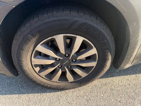 Used 2021 Chrysler Pacifica Touring-L FWD image 11