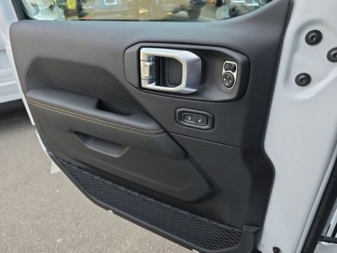 New 2025 Jeep Wrangler Unlimited Sahara AWD/4WD image 26