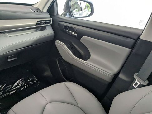 Used 2023 Toyota Highlander XLE AWD/4WD image 38