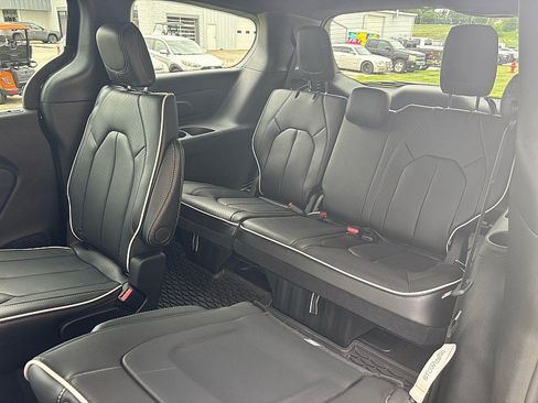 New 2027 Chrysler Pacifica Limited AWD/4WD image 11