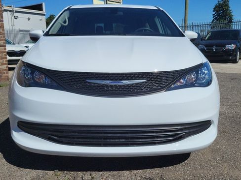 Used 2020 Chrysler Voyager L FWD image 4