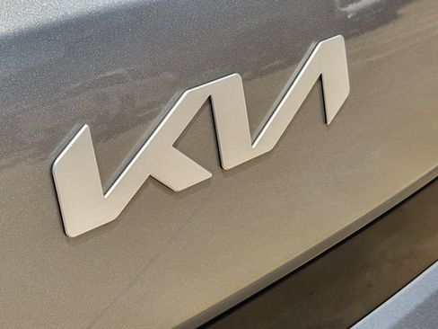 Used 2025 Kia Soul LX w/ LX Technology Package FWD image 11