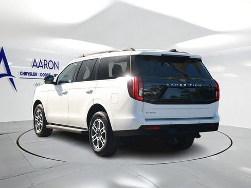 Used 2025 Ford Expedition Active AWD/4WD image 2
