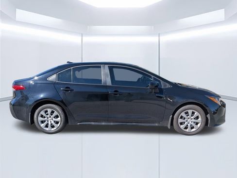 Used 2025 Toyota Corolla LE image 2