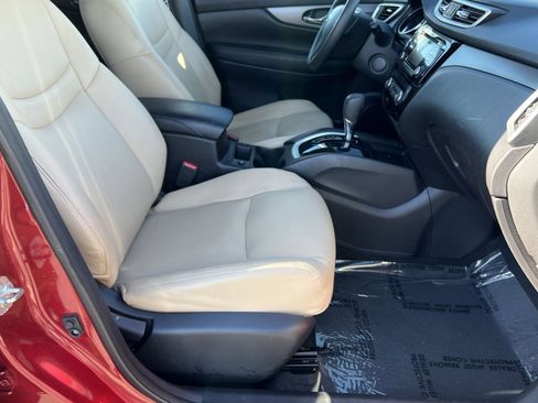 Used 2015 Nissan Rogue SV w/ SV Moonroof Package image 26