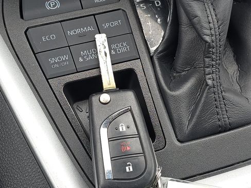 Used 2022 Toyota RAV4 LE image 26