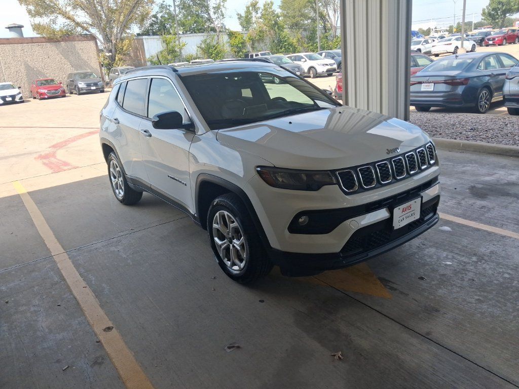 Used 2025 Jeep Compass Latitude w/ Sun & Sound Group AWD/4WD image 6