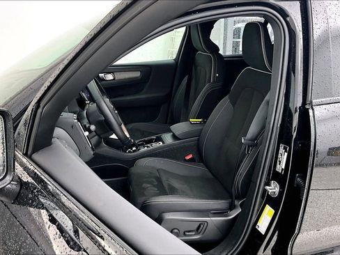 Certified 2025 Volvo XC40 B5 Plus image 33