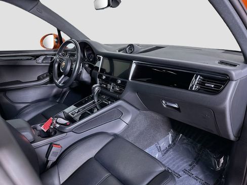 Certified 2023 Porsche Macan AWD/4WD image 31