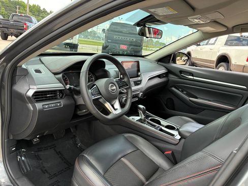 Used 2024 Nissan Altima 2.5 SR FWD image 11
