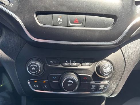 Used 2019 Jeep Cherokee Latitude Plus w/ Cold Weather Group FWD image 17