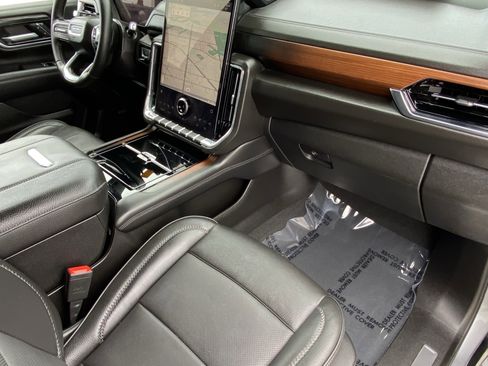 Used 2025 GMC Yukon XL Denali AWD/4WD image 9