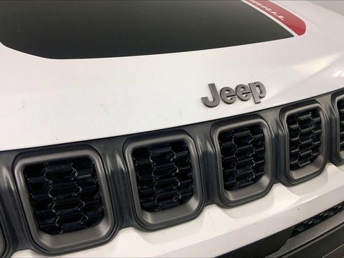 Used 2025 Jeep Compass Trailhawk AWD/4WD image 28