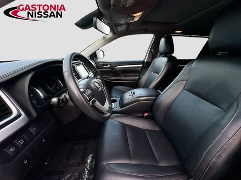 Used 2019 Toyota Highlander XLE FWD image 29