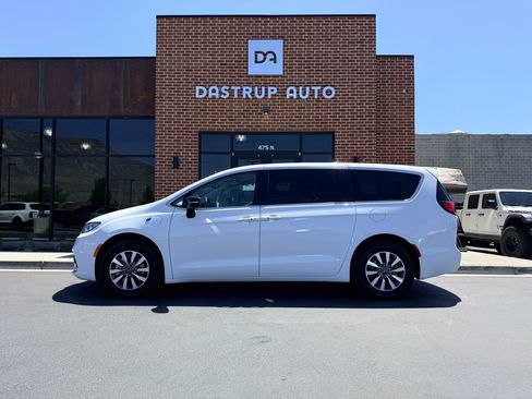 Used 2024 Chrysler Pacifica Limited FWD image 4
